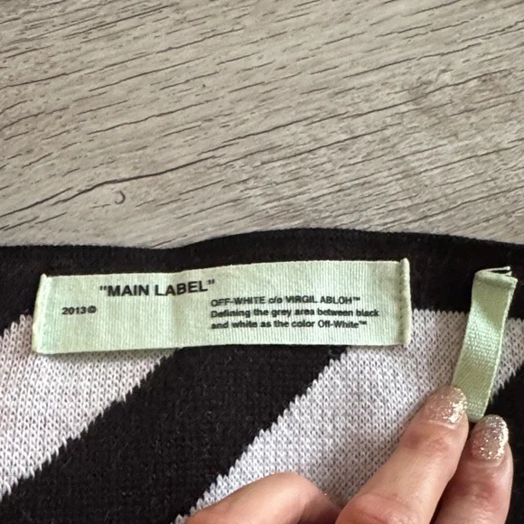 Off-White Chevron Scarf with Red Logo - Picture 2 of 5